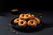 कमी तेलात कुरकुरीत वडे; पीठ बनवताना एकच गोष्ट लक्षात ठेवा, कधीच फसणार नाही बेत
