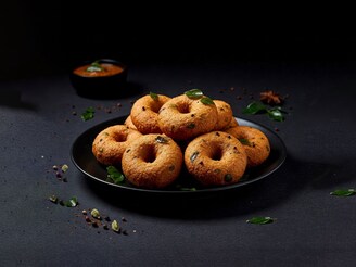 कमी तेलात कुरकुरीत वडे; पीठ बनवताना एकच गोष्ट लक्षात ठेवा, कधीच फसणार नाही बेत