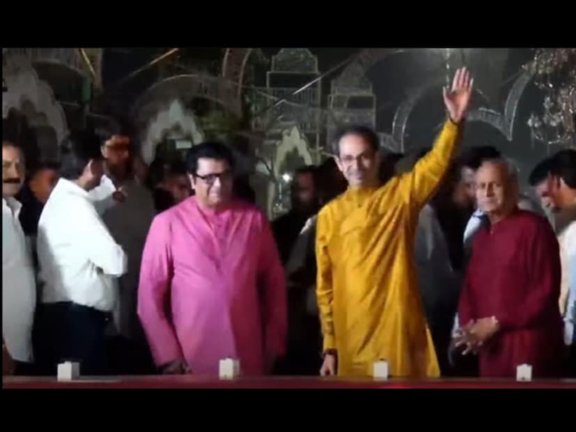 मुंबई महापालिका निवडणुकीच्या तोंडावर ठाकरे बंधू आता एकत्र येणार हे आता जवळपास निश्चित झालं आहे. उद्धव ठाकरे आणि राज ठाकरे एकत्र आले आहे. आज मुंबईतील दादरमधील शिवाजी पार्क परिसरात मनसेच्या वतीने दीपोत्सवाचं आयोजन करण्यात आलं आहे. यावेळी उद्धव ठाकरे यांच्या हस्ते दीपोत्सवाचं उद्घाटन करण्यात आलंय.