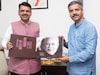 देवेंद्र फडणवीस यांना 'मोदी @75' या कॉफी टेबल बुकची प्रत भेट