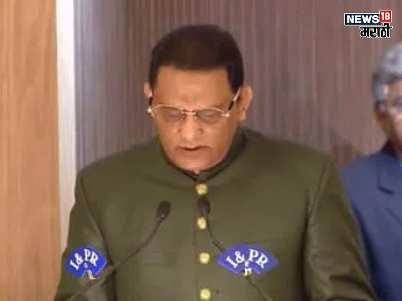  तेलंगणात एक नवीन राजकीय उलथापालथ झाली आहे. शुक्रवारी मुख्यमंत्री ए. रेवंत रेड्डी यांच्या मंत्रिमंडळात मंत्री म्हणून शपथ घेऊन काँग्रेस नेते आणि माजी क्रिकेटपटू मोहम्मद अझरुद्दीन यांनी शपथ घेतली. 