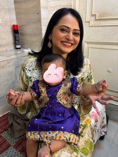 मोनिकाला मुलगी झाली. वृंदा असं तिनं नाव आहे.  मोनिका मुलीला सेटवर घेऊन जाते. सेटवर सगळे तिची काळजी घेतात. 