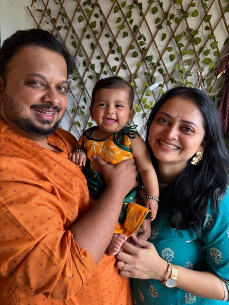 आजीने घेतलेल्या सुंदर ड्रेसमधील वृंदाचे क्यूट फोटो मोनिकाने शेअर केलेत. 