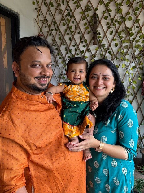 मोनिकाची मुलगी वृंदा हे तिच्या पप्पांची ड्युप्लिकेट असल्याचं पाहायला मिळतंय. मोनिकाच्या मुलीची पहिली झलक पाहून चाहत्यांनी आनंद व्यक्त केलाय.  
