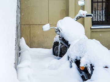 Bike Tips: हिवाळ्यात बाइक बंद पडण्याची ही 5 कारणं, 99 टक्के लोकांकडून होते चूक! Bike Tips: हिवाळ्यात बाइक बंद पडण्याची ही 5 कारणं, 99 टक्के लोकांकडून होते चूक!