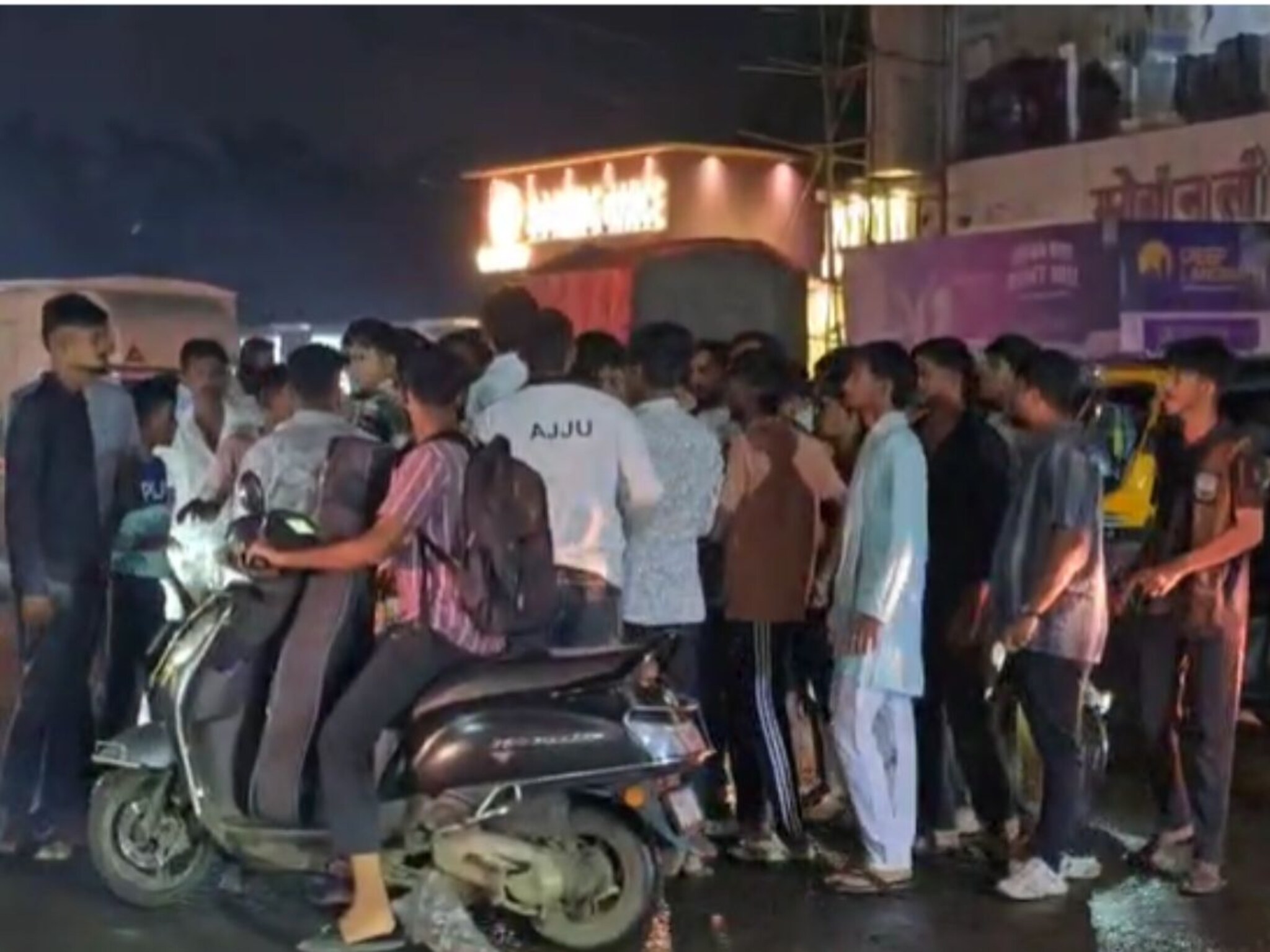 VIDEO: नालासोपाऱ्यात तरुणांमध्ये तुफान राडा, भररस्त्यात दोन गटांनी एकमेकांना धू-धू धुतलं