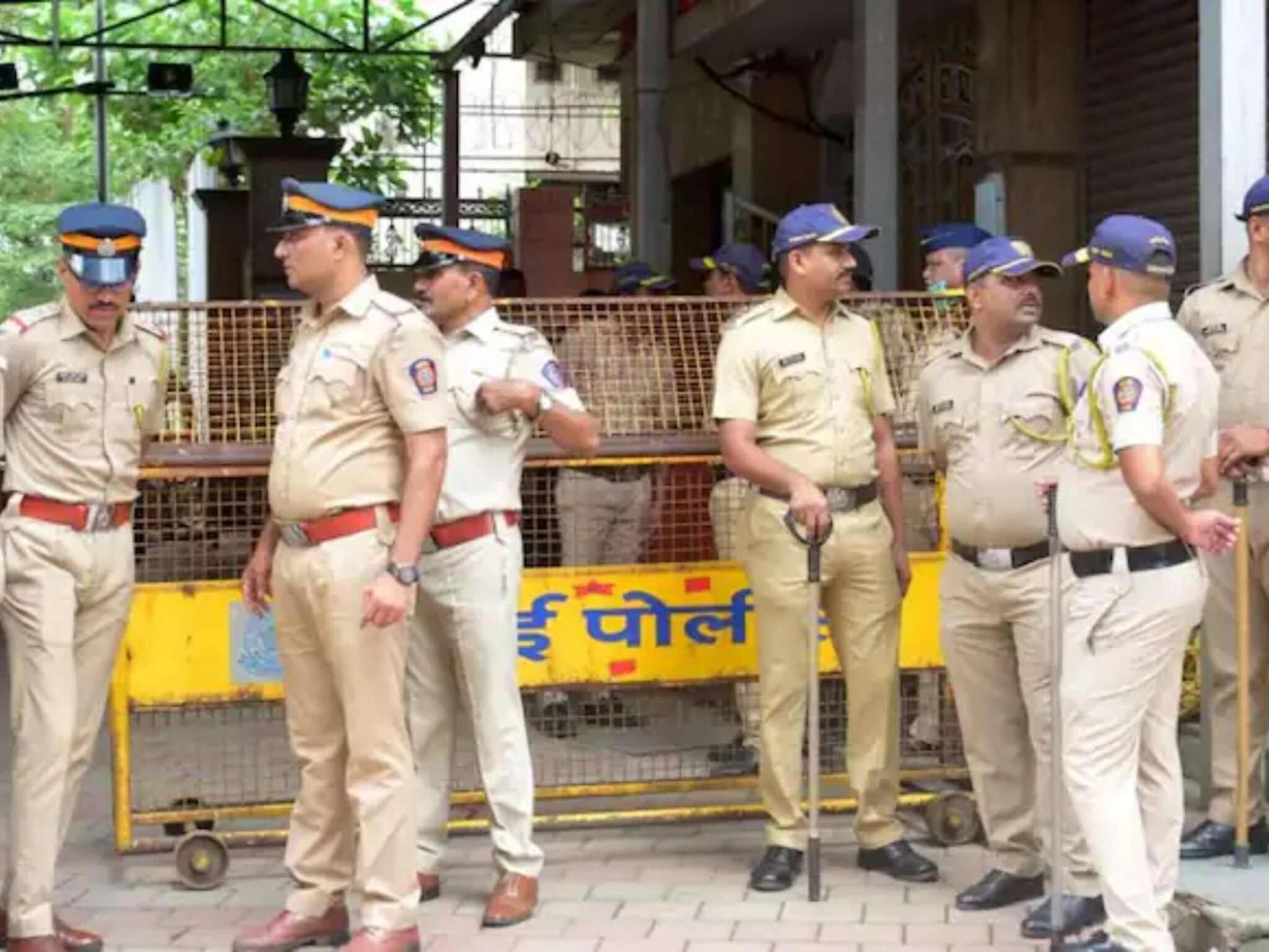 इंदूरनंतर मुंबईतील किन्नर जीवावर उदार, 9 जणांचं सामूहिक विष प्राशन, नक्की काय घडतंय?