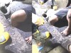 भूतबंगला परिसरात राहणाऱ्या तरुणाचा पाय फसला ड्रेनेजच्या झाकणात, 4 तास तसाच होता!