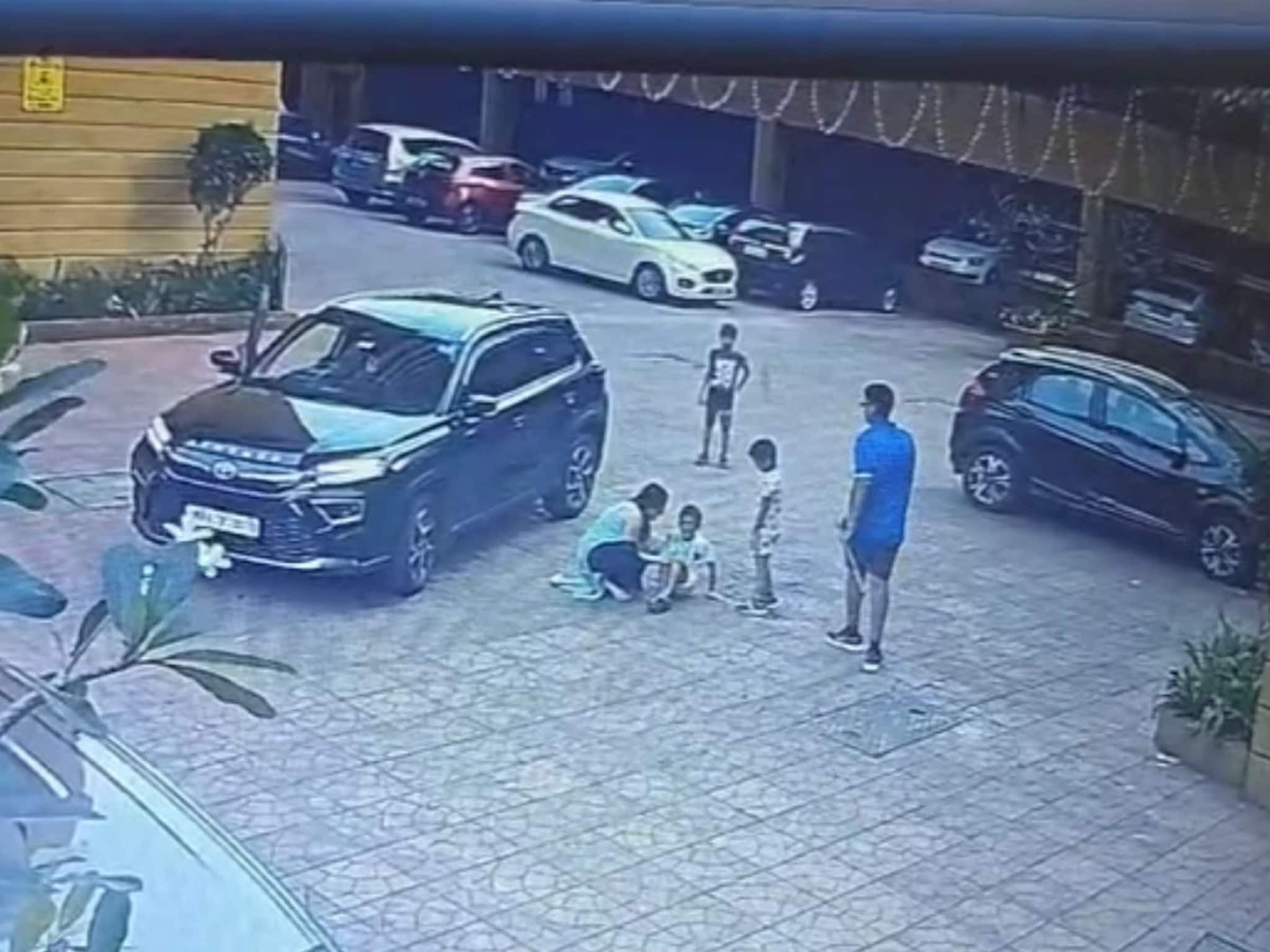 सोसायटीच्या आवारात खेळताना कारने चिरडलं, 7 वर्षाचा मुलगा वेदनेने किंचाळला...अपघा