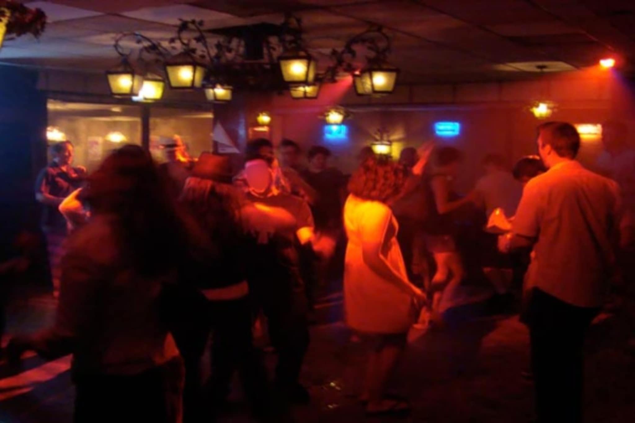 नाशकात मध्यरात्री बारमध्ये गोळीबार, महायुतीच्या बड्या नेत्याला अटक