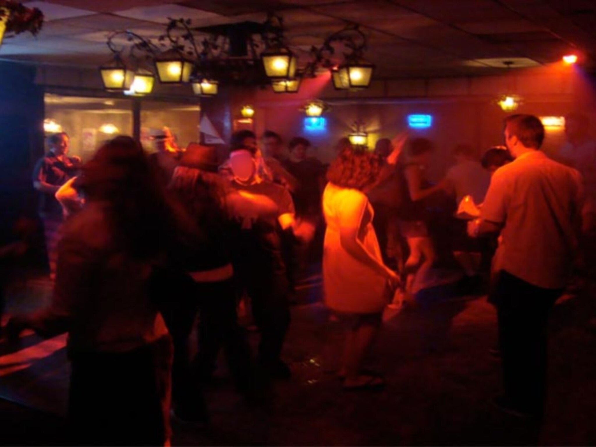 नाशकात मध्यरात्री बारमध्ये गोळीबार, तरुणाला केलं रक्तबंबाळ, महायुतीच्या बड्या नेत्याला अटक