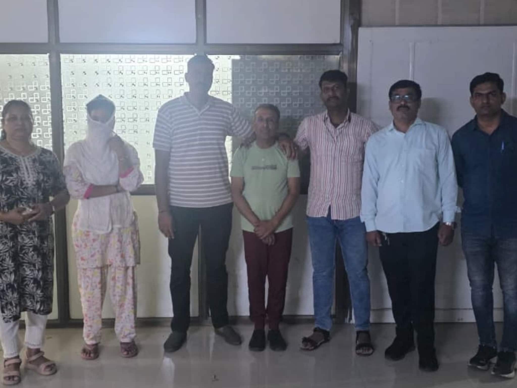 Navi Mumbai: 70 वर्षांच्या नराधमाने 10 वर्षांच्या चिमुरडीचे लचके तोडले, आईनेच लेकीला फ्लॅटवर पाठवलं!