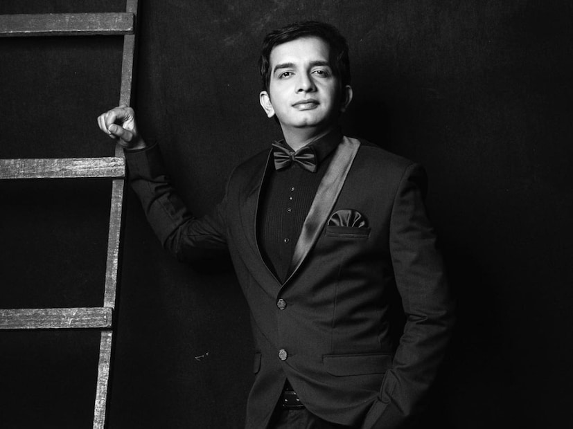  डॉ. निलेश साबळेंच्या पोस्टवर चाहते कमेंट्स करत त्यांना आपल्या नव्या इनिंगसाठी शुभेच्छा देत आहेत.