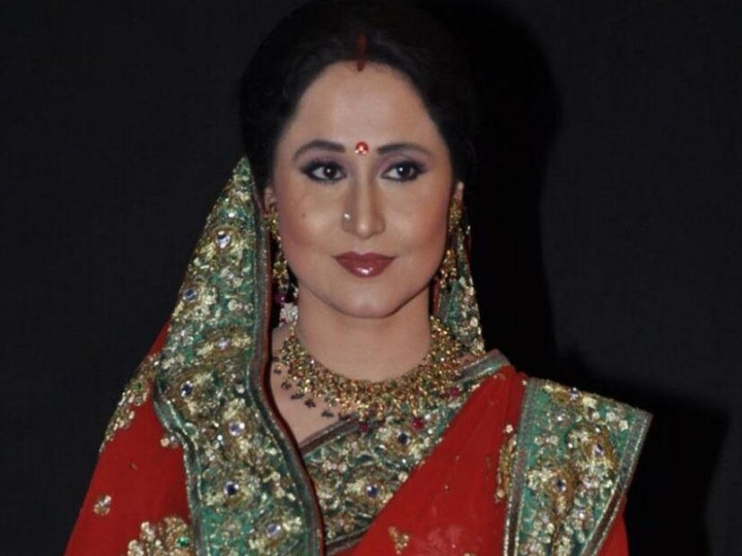  पुढे अनेक दिवस ते त्या व्यस्कर व्यक्तीची वाट पाहत होते. अखेर एक दिवस ते व्यस्कर व्यक्ती पुन्हा ते हिऱ्याचे कानातले घेऊन निशिगंधा वाड यांच्या घरी आले आणि त्यांच्याआईकडे ते कानातले सुपूर्द केले.