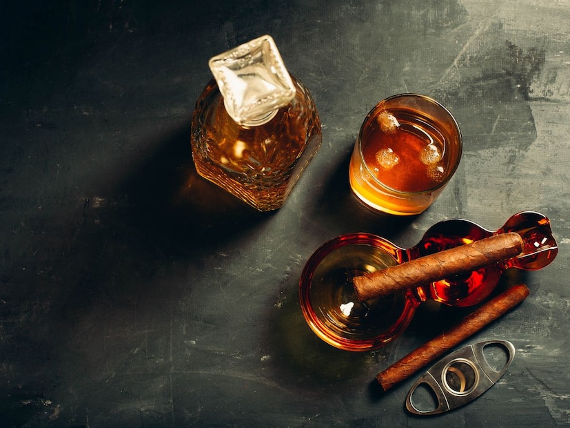 Old Monk हा भारतीय ब्रॅंड आहे. हा रम Mohammedan Distillers Company (Mohan Meakin Ltd.) द्वारे बनवला जातो, ज्याची स्थापना 1855 मध्ये लाहोरमध्ये झाली होती (सध्याचे पाकिस्तान). भारताच्या स्वतंत्रतेनंतर हा ब्रॅंड दिल्ली, मुंबई आणि उत्तर भारतातील मुख्य ठिकाणी उत्पादनासाठी स्थापन झाला. Old Monk ब्रॅंडला विशेष बनवणारी गोष्ट म्हणजे त्याचा मूल्यवर्धित भारतीय फ्लेव्हर, जो विदेशी रमच्या तुलनेत हलका, मऊ आणि सुलभ आहे.