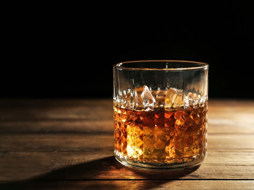 Old Monk हा एक डार्क रम ब्रॅंड आहे, जो विशेषतः भारतात लोकप्रिय आहे. हे रम 70% ethanol किंवा साधारणतः 42.8% अल्कोहोल स्टँडर्डसह उपलब्ध आहे. या दारुचा हलका, सॉफ्ट कारमेल फ्लेव्हर आणि वॅनिला नोट्स लोकांना आवडतो. हा ब्रॅंड 1970 मध्ये भारतात लाँच करण्यात आले आणि लगेचच हा भारतीय लोकांच्या मनात घर करुन गेला.