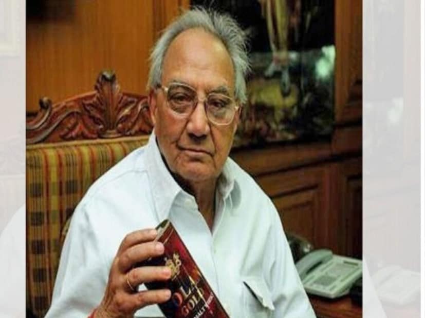 कपिल मोहन भारतीय सेनेत ब्रिगेडियर म्हणून रिटायर झाले आणि त्यानंतर मोहन मीकिन लिमिटेडचे नेतृत्व त्यांनी घेतले. डार्क रम बनवण्याचे श्रेय कपिल मोहन यांना दिले जाते. 2010 मध्ये त्यांना त्यांच्या योगदानाबद्दल भारत सरकारने पद्मश्री पुरस्काराने सन्मानित केलं.