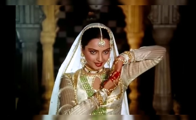  3. उमराव जान (1981) रेखा यांच्या अभिनयाने सजलेला, मुझफ्फर अली दिग्दर्शित 'उमराव जान' हा चित्रपट तवायफी संस्कृती, लखनऊची गंगा-जमुनी तहजीब, उर्दू शायरी आणि मुजऱ्यांची नजाकत घेऊन आला.'दिल चीज क्या है' सारख्या गाण्यांनी रसिकांना मंत्रमुग्ध केलं. 80 च्या दशकात व्यावसायिक आणि समांतर सिनेमाच्या मधला पूल उभा करणारा हा सिनेमा ठरला.