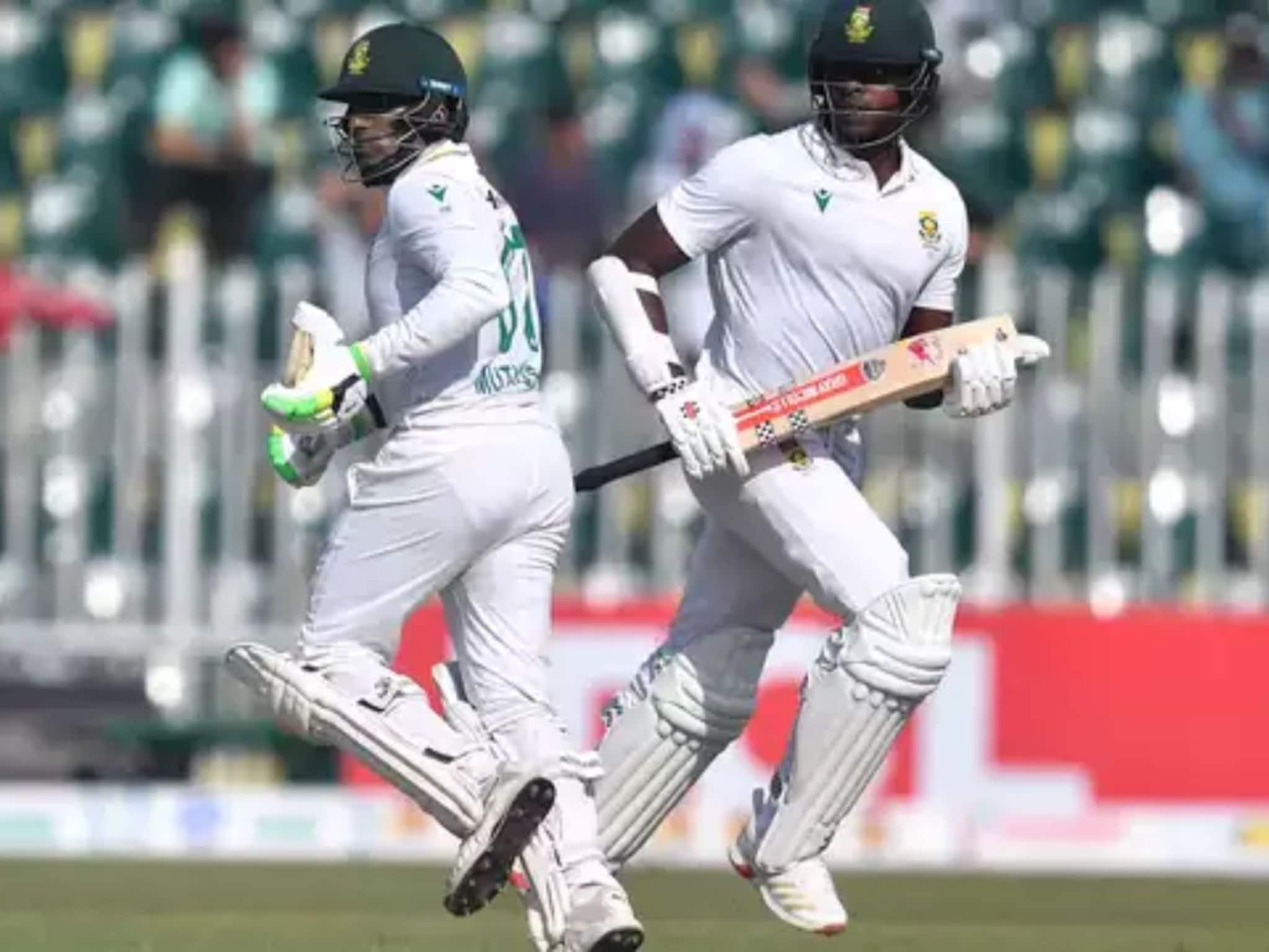 PAK vs SA : 235 वर 8 विकेट,  रबाडाने बॅटीने पाकिस्तानला चोप चोप चोपलं, क्षणात मॅच पालटली