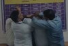 आधी कॉलर पकडली मग ठोश्याबुक्यांनी मारहाण, ग्रामपंचायत कार्यालयात तूफान राडा, घटन