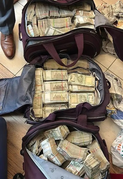 सीबीआयने सापळा रचून डीआयजी हरचरण सिंह भुल्लर यांना चंदीगडच्या सेक्टर-२१ मधून ८ लाख रुपये लाच घेताना रंगेहाथ पकडले. या कारवाईत डीआयजी भुल्लर यांच्यासोबत दलाल कृष्णू यालाही अटक करण्यात आली आहे. या भंगार व्यावसायिकावर दाखल असलेल्या एफआयआरवर कोणतीही कारवाई न करण्यासाठी डीआयजी भुल्लर हे दलाल कृष्णूकरवी दर महिन्याला 'मंथली' वसुली करायचे. 