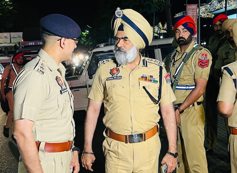 नोटा मोजून मशीन गरम झालं, तर दागिन्यांच्या किंमतीची टॅली करता करता बोबडी वळायची वेळ आली. केंद्रीय तपास यंत्रणा ने पंजाब पोलिसांच्या रोपड रेंजचे डीआयजी हरचरण सिंह भुल्लर यांना लाचखोरीच्या एका प्रकरणात गुरुवारी अटक केली. त्यांच्या घरावरील छापेमारी दरम्यान पाच कोटींची रक्कम दीड किलो सोनं आणि महागडी घड्याळं यासोबत अनेक ऐवज जप्त करण्यात आला. 