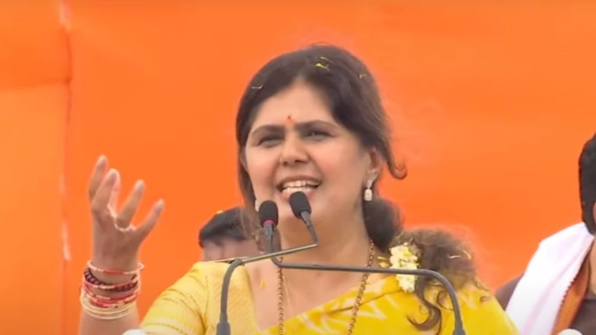 "कुणाची सुपारी घेऊन आलात, शरम नाहीये का?" दसरा मेळाव्यात पंकजा मुंडे संतापल्या