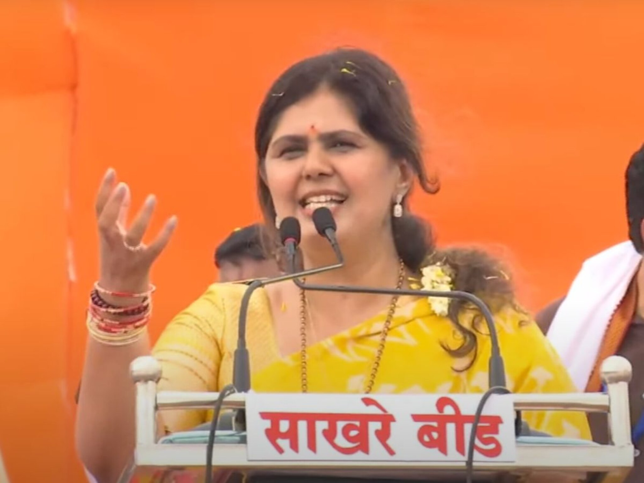 "कुणाची सुपारी घेऊन आलात, शरम नाहीये का?" दसरा मेळाव्यात पंकजा मुंडे संतापल्या