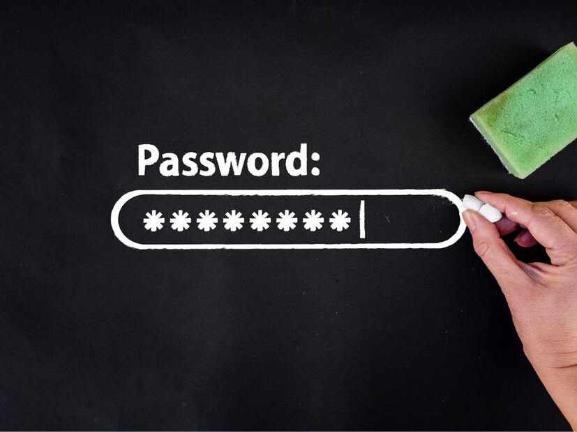 मात्र कधी कधी आपणच तो पासवर्ड विसरतो किंवा फाइल वारंवार उघडायची असेल तर प्रत्येकवेळी पासवर्ड टाइप करणं त्रासदायक ठरतं. अशावेळी प्रश्न पडतो  हा पासवर्ड काढायचा तरी कसा?