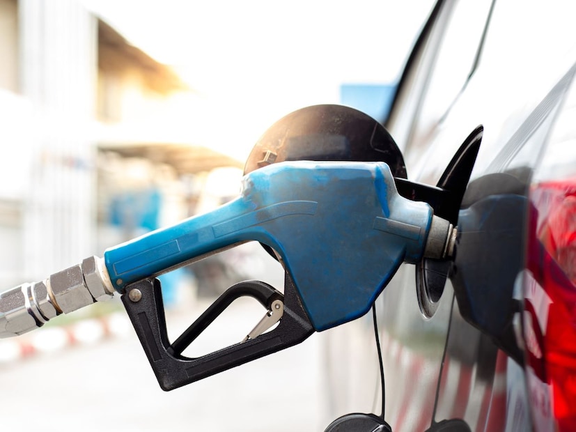 पेट्रोल भरताना लोकांना अनेकदा विविध शंका येतात. ज्या घरांमध्ये एकापेक्षा जास्त व्यक्तींची बाईक किंवा कार असते, तेथे लोक अनेकदा एकमेकांना योग्य प्रमाणात पेट्रोल पुरवणाऱ्या शहरे आणि गावांमधील पेट्रोल पंपांवर इंधन भरण्याचा सल्ला देतात. तसंच, इंटरनेटवर व्हायरल झालेल्या एका व्हिडिओमध्ये, पेट्रोल पंप कर्मचारी पेट्रोल आणि डिझेल भरण्याची योग्य पद्धत समजावून सांगतात.