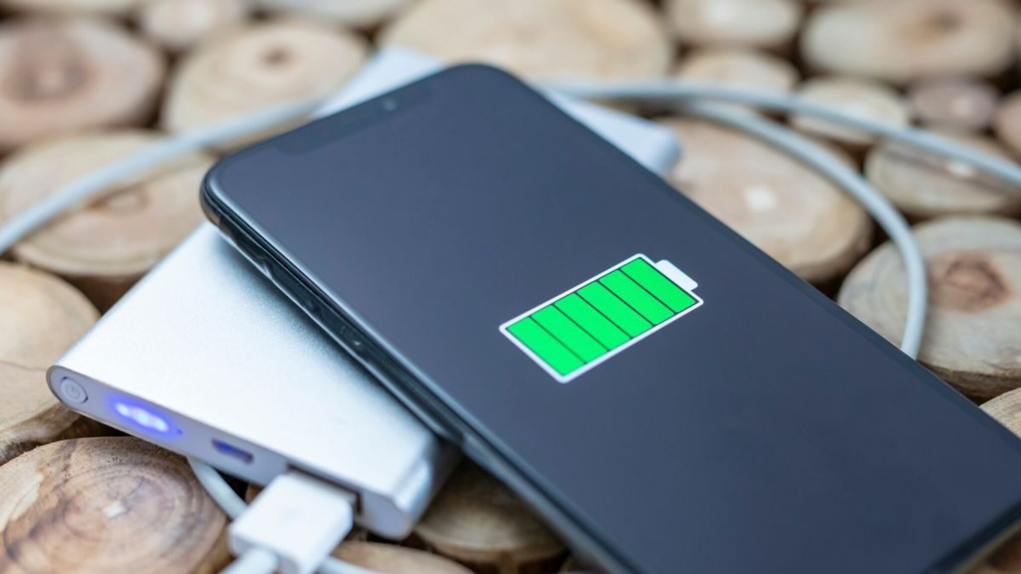 फोन चार्जिंगसाठी तुम्ही पण Power Bank वापरतात का? मग सावधान तुम्ही 'ही' चुक केली तर फोनचं होईल नुकसान