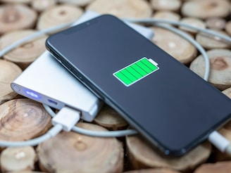 चार्जिंगसाठी तुम्ही पण Power Bank वापरतात? मग सावधान 'या' चुकीमुळे होईल नुकसान