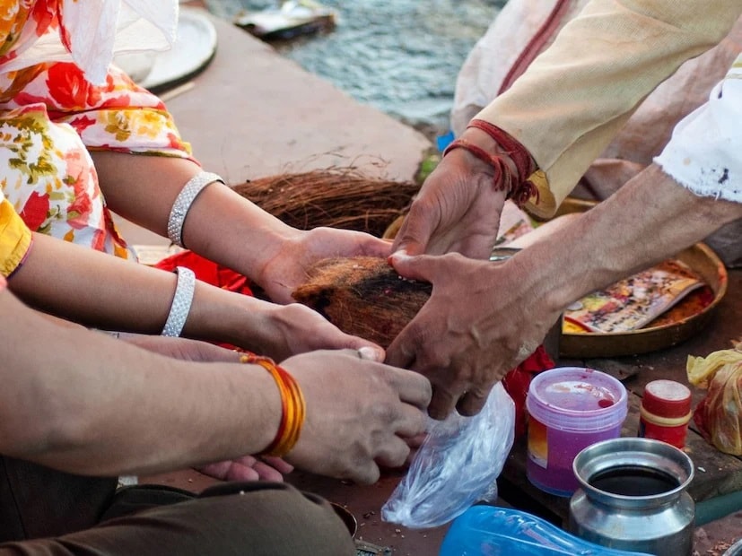 जर देवाला प्रसाद म्हणून अर्पण केलेला नारळ फोडताना तो चांगला असेल तर प्रसाद सर्वांना वाटून द्यावा. सर्वांना नारळ वाटणंदेखील शुभ मानलं जातं.