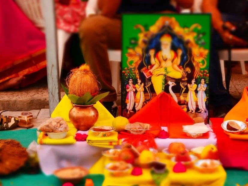 म्हणून जर पुढच्या वेळी तुम्ही नारळ फोडला तर आणि तो खराब निघाला तर घाबरून जाण्याची किंवा घाबरून जाण्याची गरज नाही. असा नारळ तुम्ही एका बाजूला ठेवू शकता. तो एखाद्या शुभ स्थानी ठेवा किंवा आगीतही समर्पित करू शकता.