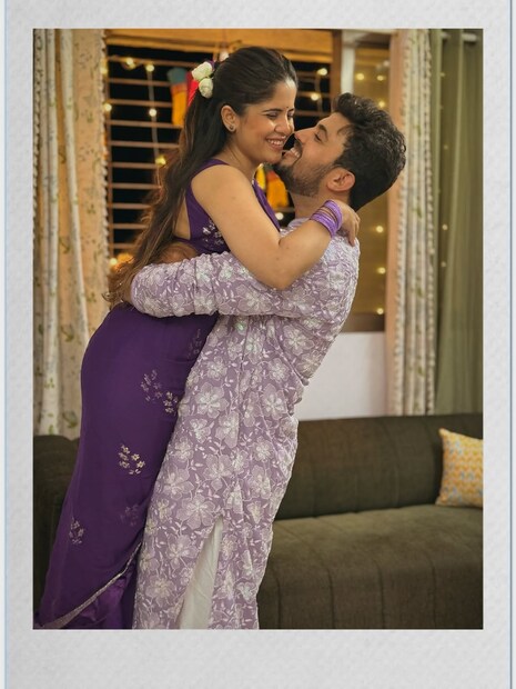 बिग बॉसच्या घरात दोघांची मैत्री झाली आणि त्या मैत्रीचं रुपांतर प्रेमात झालं. बिग बॉसच्या घरातून बाहेर पडल्यानंतर दोघांनी लग्न केलं. 