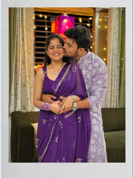 अमृता आणि प्रसाद हे युट्यूब व्लॉगच्या माध्यमातून प्रेक्षकांच्या भेटीला येत असतात. व्हिडीओमध्ये त्यांची धम्माल मस्ती चाहते देखील एन्जॉय करतात. 