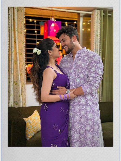 2023 मध्ये दोघे लग्नबंधनात अडकले. दरम्यान आता लग्नाच्या दोन वर्षांनी प्रसाद आणि अमृता यांच्याकडे गोड बातमी असल्याचं दिसतंय. अमृताने शेअर केलेल्या व्लॉगमधून तिने 'एक न्यूज आहे ती लवकरच सांगू' असं म्हटलंय. 