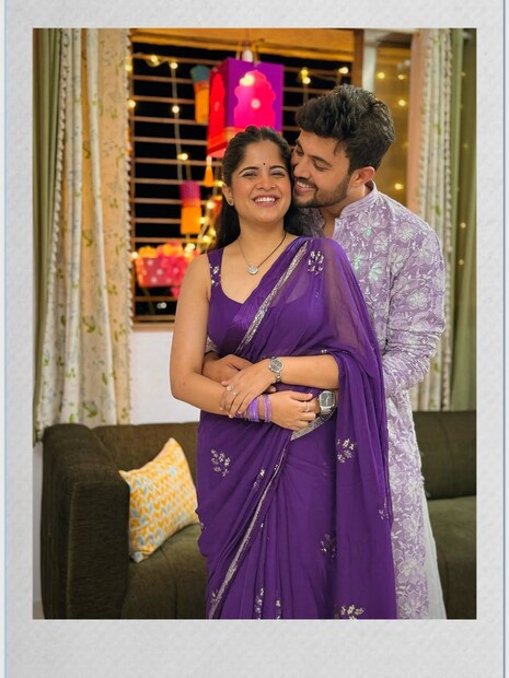 अमृता डोक्याला हात मारत हसते. त्यानंतर म्हणते, 