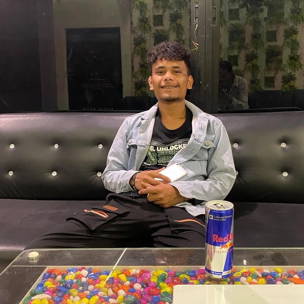 झुंड या सिनेमात प्रियांशूने 'बाबू' ही भूमिका साकारली होती. त्याच्या अभिनयाने आणि डायलॉगने प्रेक्षकांची मनं जिंकली होती. पण या सिनेमाचा त्याच्या वैयक्तिक आयुष्यावर कोणताच बदल झाला नाही. 