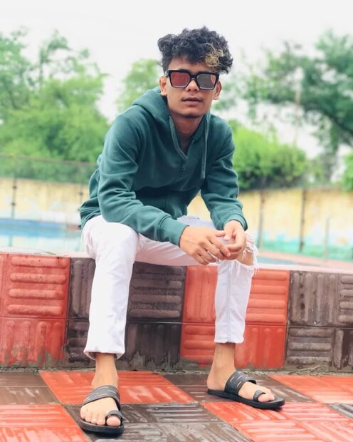 झुंड सिनेमा रिलीज झाल्यानंतर त्याला मानकापूरातील पाच लाख चोरी केल्याच्या आरोपाखाली पोलिसांनी अटक केली होती. 