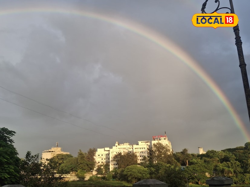 पुणे शहरात मागील काही दिवसांपासून अधूनमधून पडणाऱ्या पावसामुळे हवामानात बदल जाणवत आहे. सायंकाळी पुणेकरांना आकाशात निसर्गाचं अप्रतिम दृश्य पाहायला मिळालं, दुहेरी इंद्रधनुष्य! पुणे शहरात मागील काही दिवसांपासून अधूनमधून पडणाऱ्या पावसामुळे हवामानात बदल जाणवत आहे. सायंकाळी पुणेकरांना आकाशात निसर्गाचं अप्रतिम दृश्य पाहायला मिळालं, दुहेरी इंद्रधनुष्य!