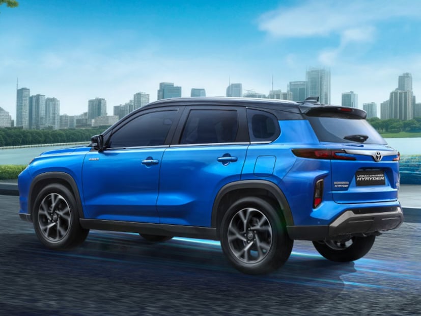 Toyota Urban Cruiser Hyryder ही  एक दमदार आणि मजबूत अशी एसयूव्ही आहे. ज्यावेळी कारचा डंपरला धडकली तेव्हा कारमधील एअरबॅग उघडले होते. त्यामुळे प्रवाशांना कोणतीही इजा झाली नाही. Toyota  Urban Cruiser Hyryder ला सेफ्टीमघ्ये ४ स्टार मिळाले आहे. ही एक मिडसाईट एसयूव्ही आहे. फॉर्च्यूनरची कॉपी म्हणून मार्केटमध्ये या एसयूव्हीची ओळख आहे. या एसयूव्हीची किंमत १० लाखांपासून सुरू होते. 
