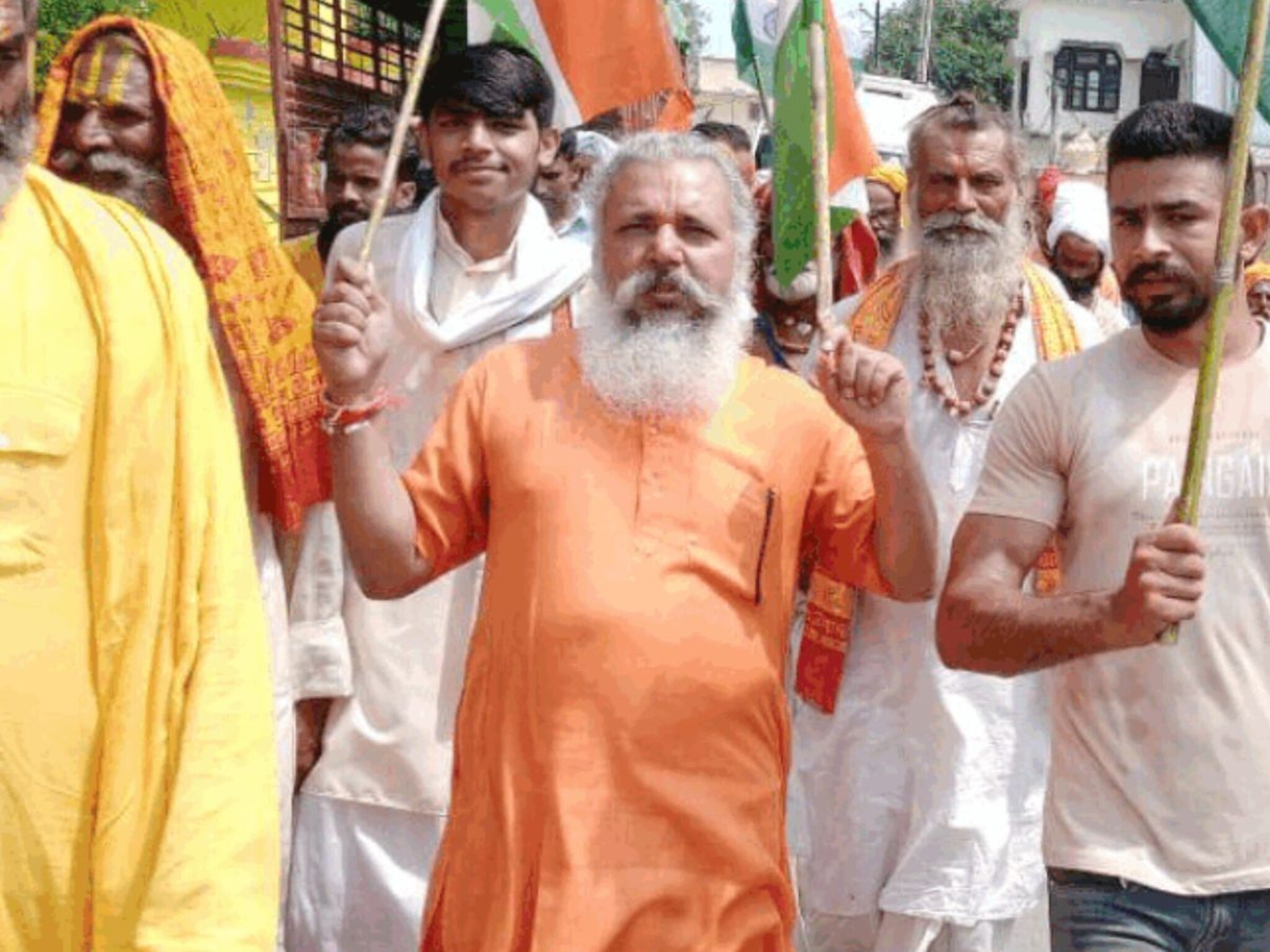 जेवण करताच तोंडातून फेस आला, अयोध्येतील महंतांचा भयावह अंत, अकाऊंटमध्ये होते 9 कोटी, नक्की काय घडलं?