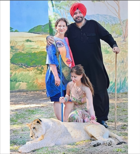 राबियाच्या पांढऱ्या आणि गुलाबी ऑफ शोल्डर ड्रेसला रफल डिटेलिंग देऊन डिझाईन करण्यात आलं आहे. याशिवाय तिने लक्झरी ब्रॅण्ड Hermes oran ची सॅन्डल घातली आहे. या सँडलची किंमत इंटरनेटवर 760 डॉलर म्हणजेच 66,780 रुपये आहे. 