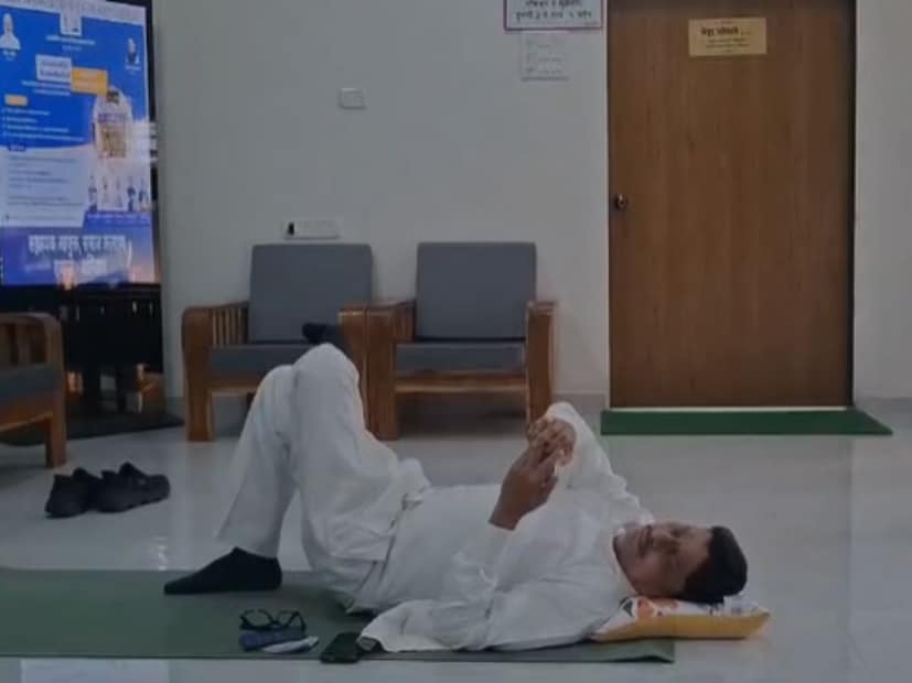 श्रीवर्धन मधून कर्जत येथे बदली झालेल्या सात शिक्षकांना तातडीने बदली झालेल्या झाळांमध्ये रूजू होण्यास सांगावे या मागणीसाठी हे आंदोलन केले होते. 