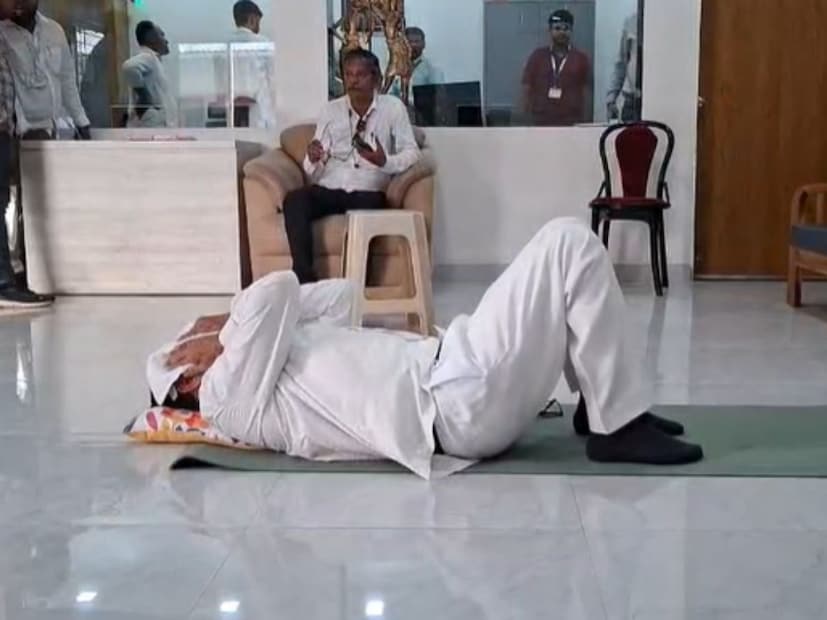 जोवर शिक्षकांना बदलीच्या ठिकाणी हजर होण्यास सांगितले जाणार नाही तोवर कार्यालयातून बाहेर पडणार नाही अशी भूमिका त्यांनी घेतली होती.