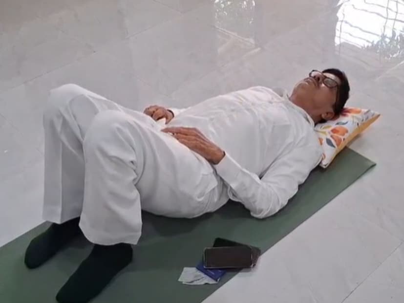 या घटनेमुळे संतापलेल्या सुरेश लाड यांनी थेट रायगड जिल्हा परिषदेच्या मुख्य कार्यकारी अधिकारी नेहा भोसले यांच्या दालनात झोपून आंदोलन केले. 