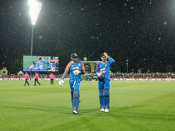 भारत-ऑस्ट्रेलिया पहिला T20 सामना पावसामुळे रद्द, आता दुसरी मॅच कधी होणार? भारत-ऑस्ट्रेलिया पहिला T20 सामना पावसामुळे रद्द, आता दुसरी मॅच कधी होणार?