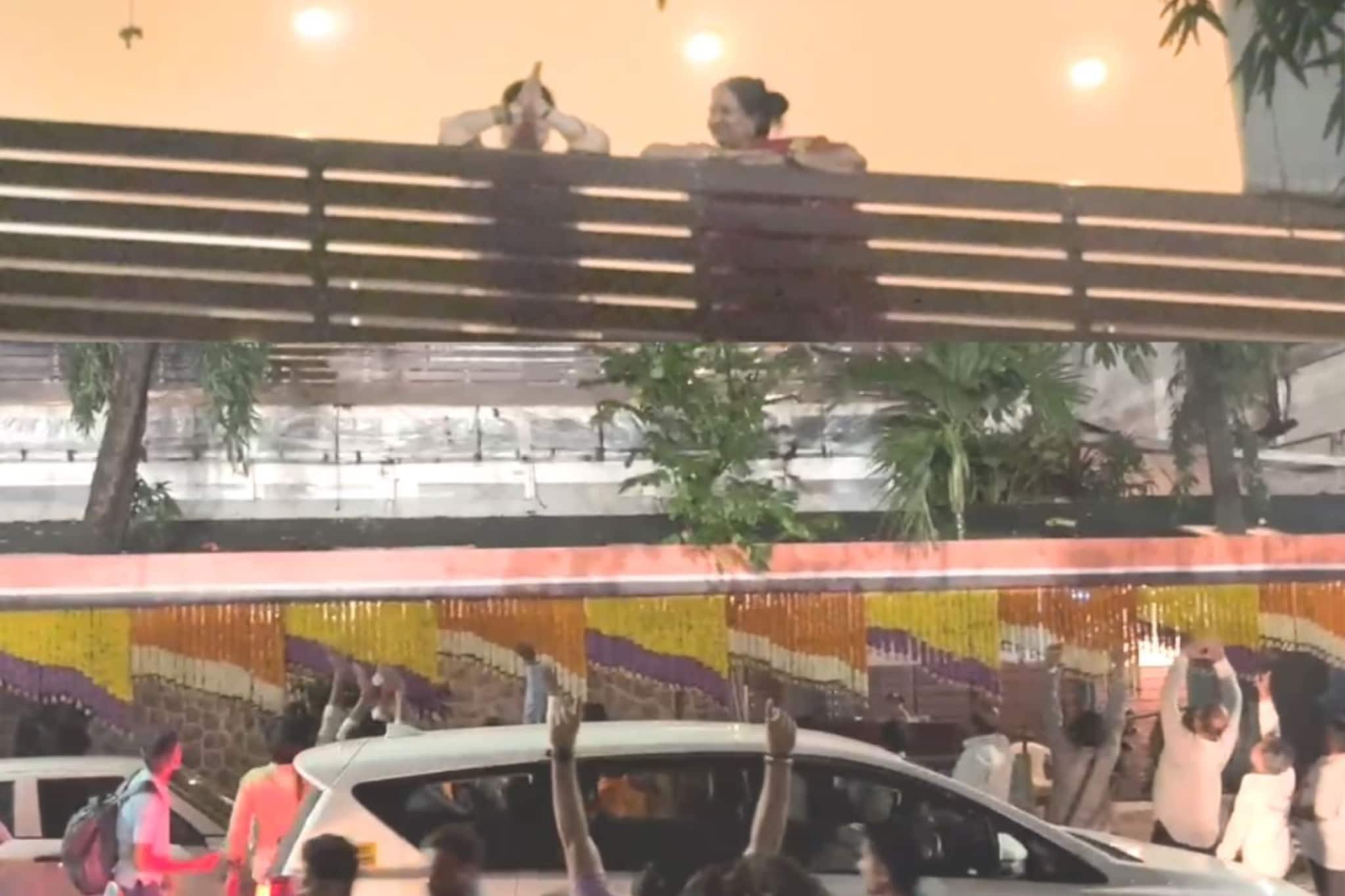 शिवसैनिकांची राज ठाकरेंच्या घराबाहेर गर्दी, शर्मिला ठाकरे आल्या गॅलरीत, VIDEO