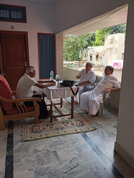  रजनीकांत सध्या चित्रपटांपासून ब्रेक घेऊन आध्यात्मिक यात्रेला निघाले आहेत. आध्यात्मिक यात्रेदरम्यानचे त्यांचे फोटो सध्या सोशल मीडियावर व्हायरल होत आहेत.